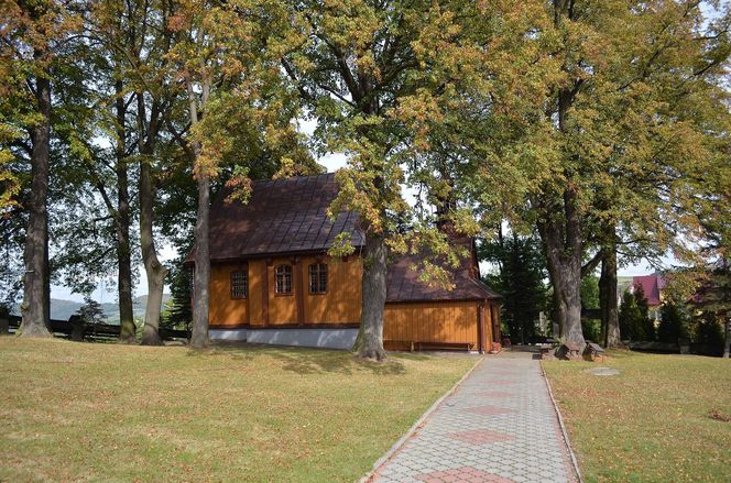 To jedna z najpiękniejszych małopolskich wsi. Kiedyś mieszkał w niej święty pustelnik