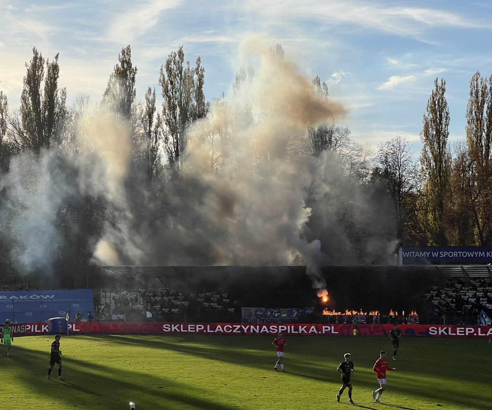 Derby Krakowa w cieniu ognia, transparentów i latających butelek. Wisła Kraków wygrała z Hutnikiem w Pucharze Polski