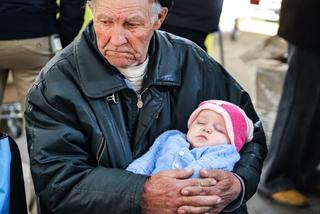 Jechał starym autem kilka dni, by uratować przed wojną całą rodzinę! 84-latek jest nowym bohaterem Ukrainy [ZDJĘCIA]