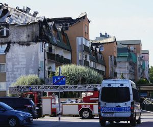  Zniszczenia bloku mieszkalnego po pożarze w Ząbkach