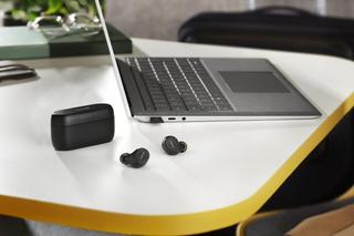 Recenzja Jabra Evolve2 Buds. Czy to nowy standard dousznych słuchawek do hybrydowego trybu pracy? 