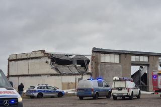 Trwa akcja ratownicza na terenie dawnej zajezdni PKS w Mławie