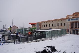 Nowy plac przed dworcem prawie gotowy. Kiedy zostanie otwarty?