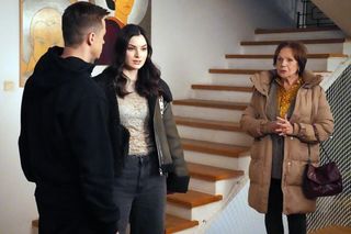 Barwy szczęścia, odcinek 3205.  Błażej (Piotr Ligienza), Weronika (Maria Świłpa), matka Błażeja (Elżbieta Kijowska)