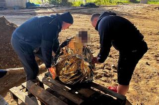 Desperacko machał rękoma, bo liczyła się każda sekunda. W pobliżu byli policjanci