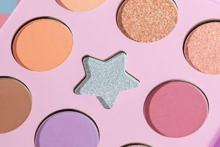 Makijaż w stylu retro! Wyjątkowa współpraca w świecie beauty