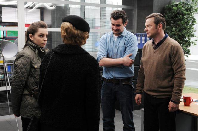 KOMISARZ ALEX 3 sezon odc. 36. Michał Orlicz (Antoni Pawlicki), Puchała (Ireneusz Czop), Aneta (Agnieszka Więdłocha)