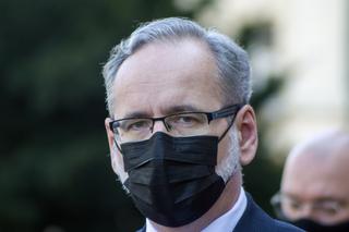 Minister zdrowia Adam Niedzielski zaszczepił się na grypę. Ale nam tego nie ułatwia
