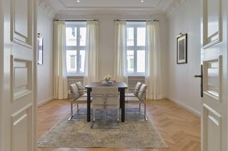 182-metrowe biuro na wynajem w Warszawie. Mieści się w stylowej kamienicy