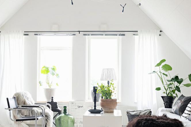 Salon na poddaszu w skandynawskim stylu