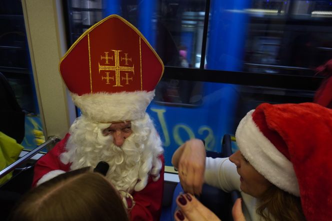 Mikołajkowy tramwaj przejechał przez Kraków