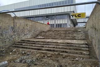 Tajemnicze schody odkryte przez robotników na tyłach NCK. Dlaczego zostały zasypane?