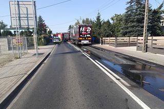 ​Wielki wyciek oleju po zderzeniu osobówki z ciężarówką na DK12 we Wschowie [ZDJĘCIA]