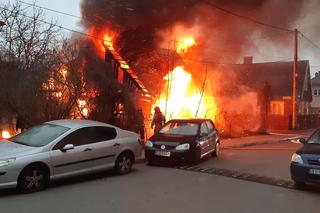 Ogromny pożar domu przy Pułkowej. Płomienie sięgały kilkunastu metrów [ZDJĘCIA]