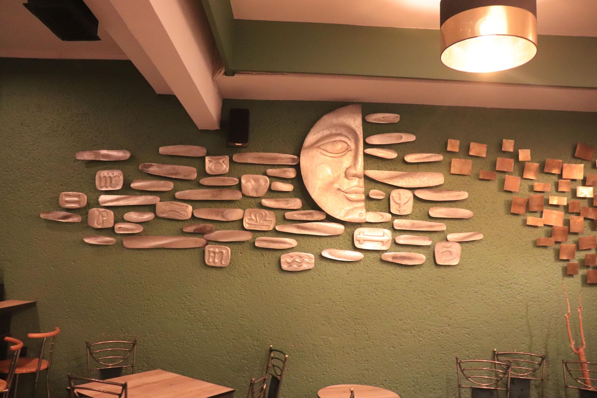 W sąsiednim pomieszczeniu baru kawowego zachowała się druga kompozycja. fot. Jan Trojan