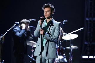 Harry Styles przyłapany na lotnisku! Ma styl jak Bowie i Jagger w jednym