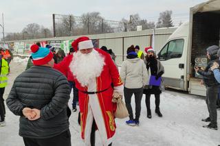 Auta jak z Mad Maxa i Adam Kraśko w stroju św. Mikołaja. W Białymstoku odbył się charytatywny wrak race [ZDJĘCIA, WIDEO]