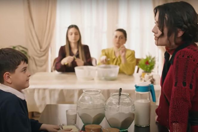 Zeynep i Ali przygotują tort dla Halila 