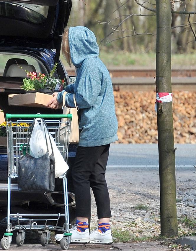 GRAŻYNA SZAPOŁOWSKA NA ZAKUPACH W CENTRUM OGRODNICZYM_1PUBL