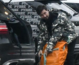 Jan Kliment z żoną i synem wyjeżdżają ze ślubu Kasi Cichepek-Kurzajewskiej