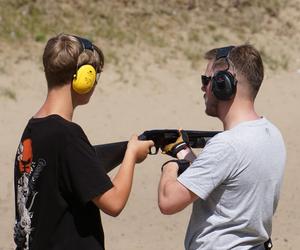 Piknik strzelecki w Bydgoszczy. Tłumy miłośników broni na strzelnicy garnizonowej [ZDJĘCIA]