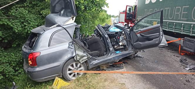Śmiertelny wypadek w Małopolsce. Auto dosłownie wbiło się w ciężarówkę