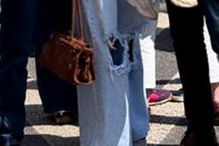 Rozenek w podartych spodniach na marszu