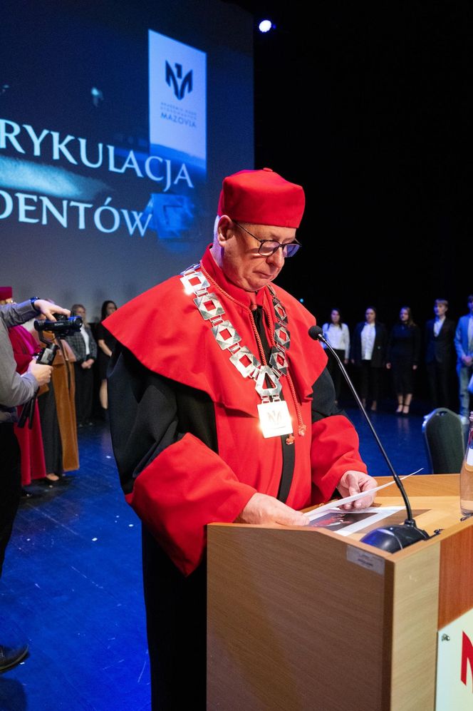 Podczas uroczystej ceremonii inauguracji nowego roku akademickiego 2024/2025 odbyła się tradycyjna immatrykulacja studentów i studentek pierwszego roku.