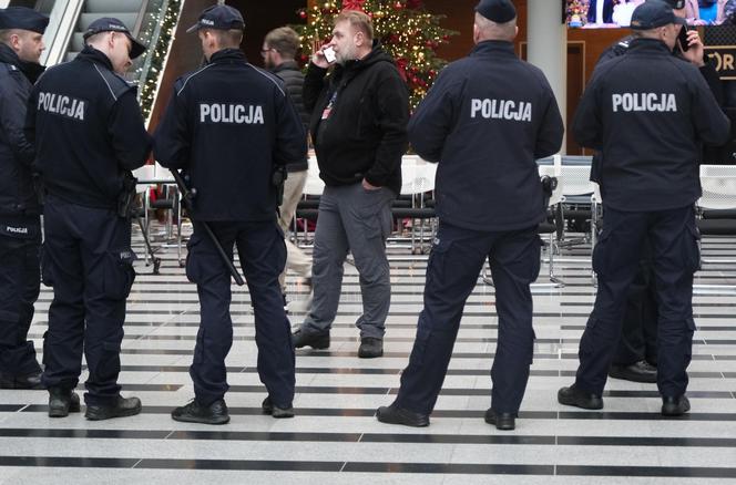 Policja w budynku TVP na Woronicza