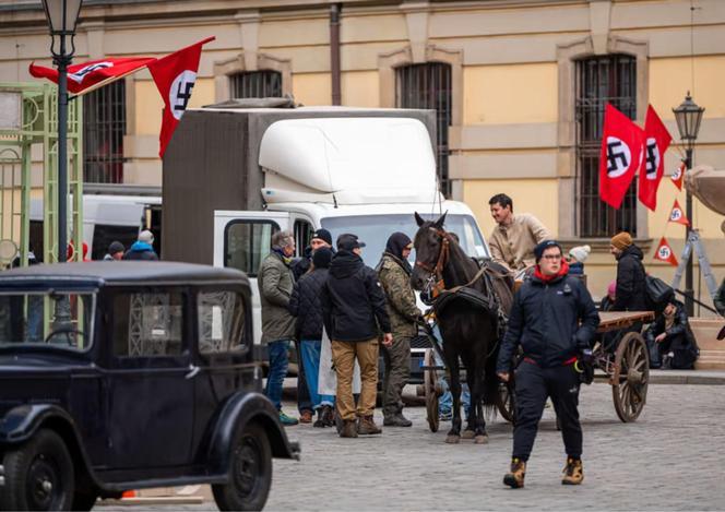 Wrocław zamienia się z powrotem w Breslau? Na ulicach miasta powstaje nowy serial. Zobacz, jak wygląda plan zdjęciowy [ZDJĘCIA]