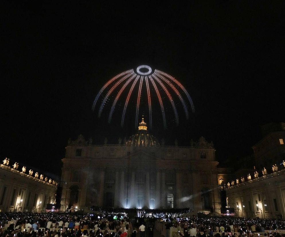 Tysiące dronów nad Bazyliką św. Piotra! Zobacz, co stało się w Watykanie