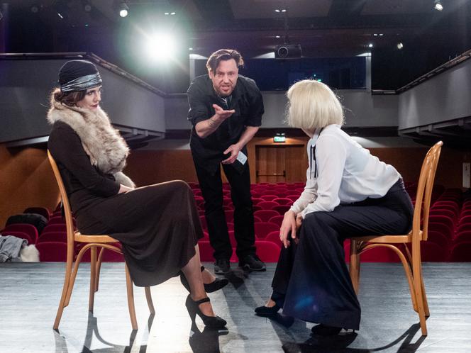 Na Wspólnej odc. 3267. Marta (Joanna Jabłczyńska), Celina Jantar (Joanna Sydor), reżyser Halicki (Adam Szczyszczaj)	