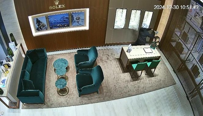 W 1,5 minuty zrabowali zegarki warte 2 miliony. Nagranie z zuchwałego skoku na jubilera w Galerii Mokotów