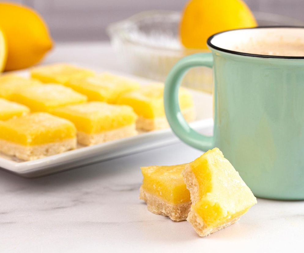 Proste w przygotowaniu i cudownie orzeźwiające. Cytrynowe kwadraciki na każdą okazję