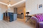 Eklektyczny salon z kuchnią: francuski neobarok we współczesnym apartamencie