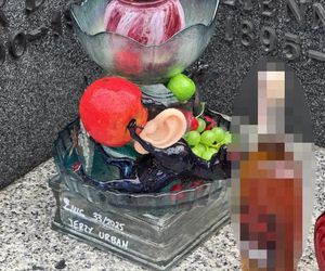 Grób Jerzego Urbana w Zaduszki. Niewiarygodne, co mu położyli na płycie!