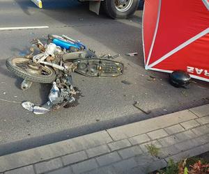 Tragiczny wypadek w Kętrzynie. Motorowerzysta zginął na miejscu. Droga zablokowana