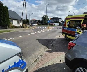 Dwie osoby w szpitalu! 83-latek przejechał przez rondo i uderzył w busa