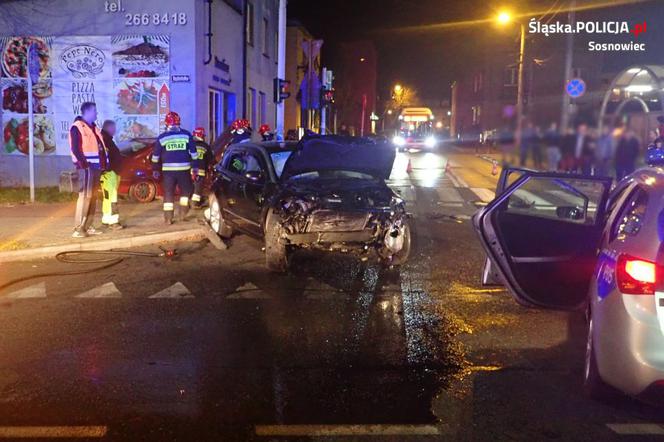 Sosnowiec: pijany kierowca uciekał przed policją. Skończył rajd na ulicznej latarni