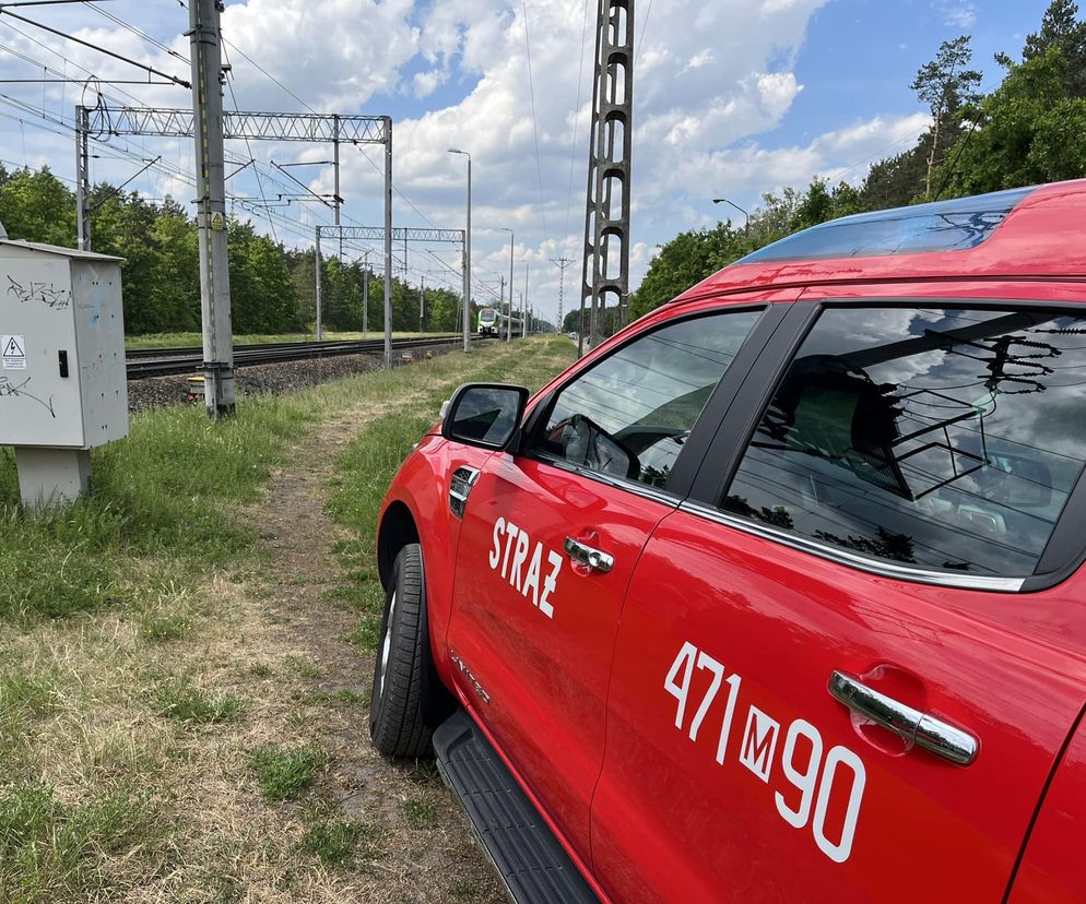 Śmiertelne potrącenie na torach pod Legionowem. Strażacy rzucili się na pomoc pasażerom