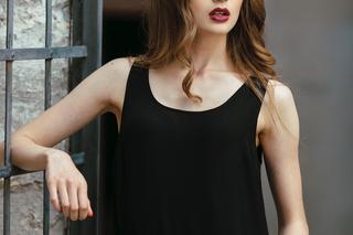 Czerń to uniwersalny kolor - sprawdzi się także w biurowych stylizacjach 