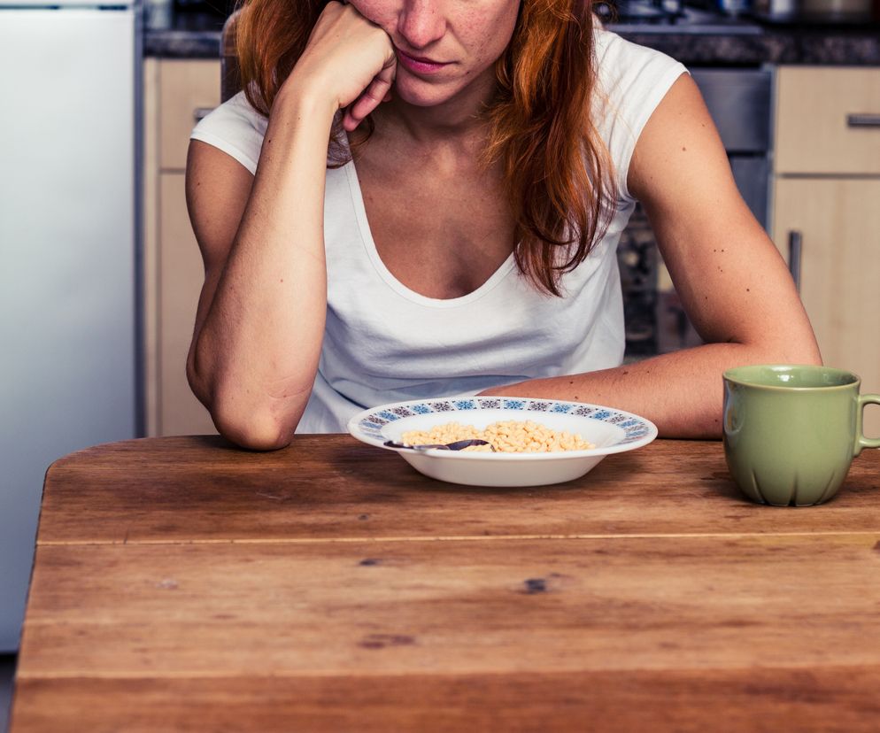 Kobieta pochylona na miską z owsianką