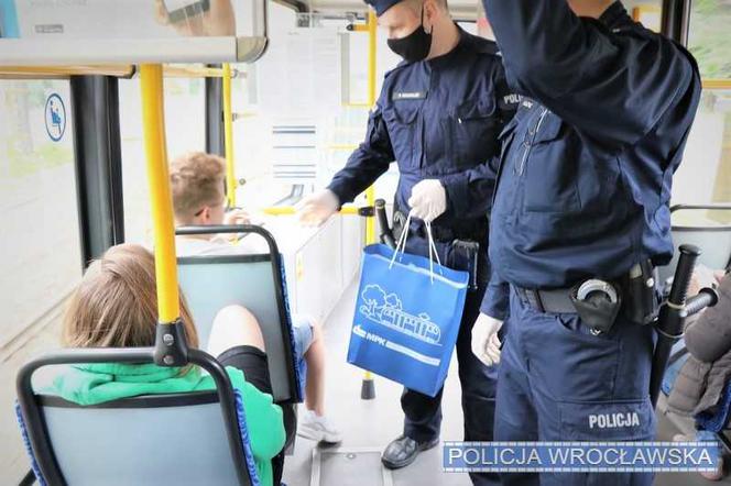 Policjanci kontrolują czy pasażerowie MPK Wrocław noszą maseczki