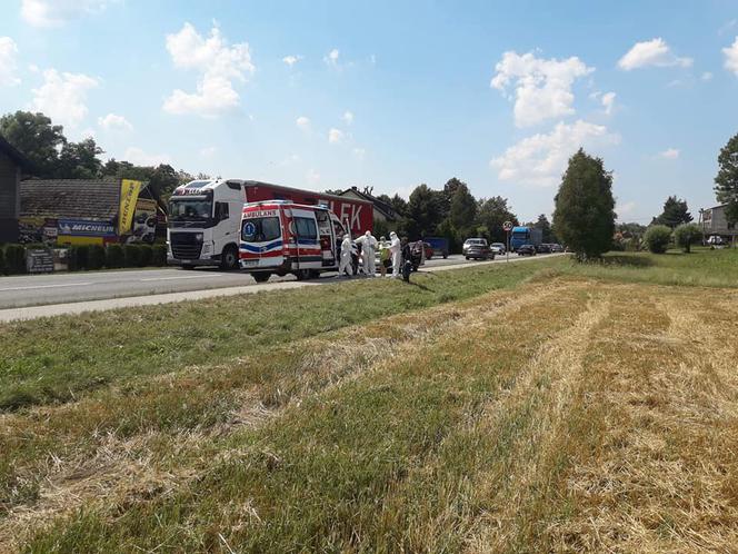 Tworkowa. Kolizja karetki przewożącej testy na koronawirusa