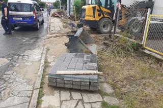 Zagracony chodnik na ul. Gołdapskiej w Olsztynie. Kierownik prac ukarany mandatem [ZDJĘCIA]