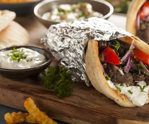 Domowy gyros z mięsa mielonego: łatwy przepis na soczystą pieczeń wołową