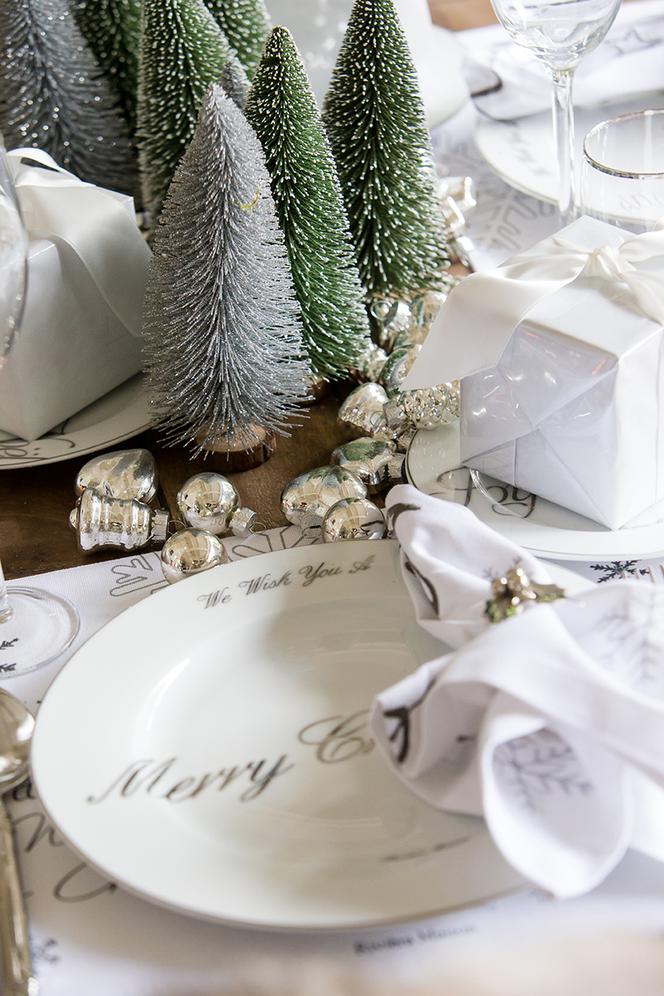 Białe podkładki i serwetki na świątecznym stole