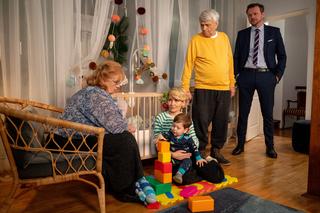 Barwy szczęścia odc. 2709. Bożena (Marieta Żukowska), Tadzio (Józio Trojanowski), Amelia (Stanisława Celińska), Tomasz (Kazimierz Mazur), Bruno (Lesław Żurek)