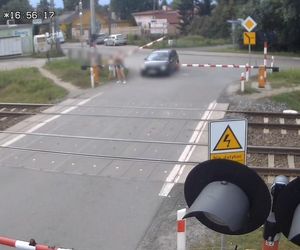 Volvo z dziećmi w środku uwięzione między rogatkami