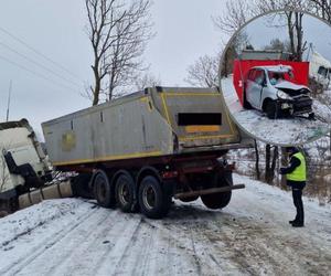 19-latek huknął hondą w ciężarówkę. Młody kierowca zginął na miejscu